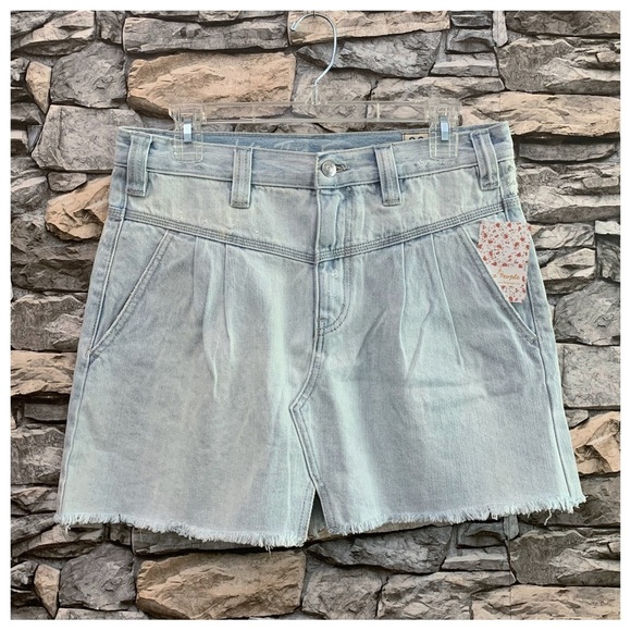 #210 Free People NWT Distressed Acid Denim Blue Jean Skirt Pockets Silver Lake - Picture 1 of 6